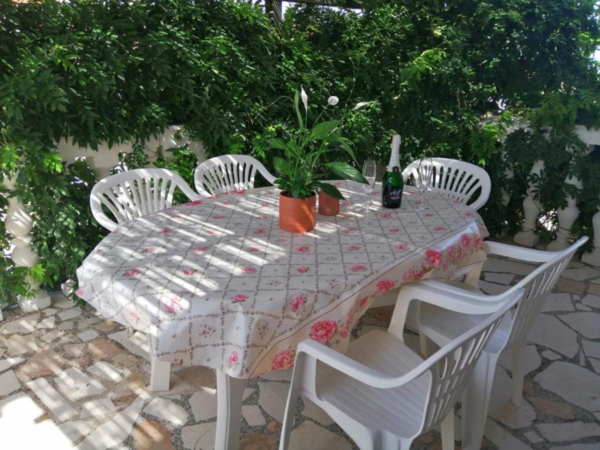 Apartmani Zmiric Primošten Esterno foto
